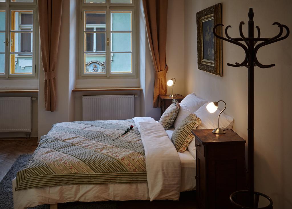 Queen Bee Apartments Prag Rum bild