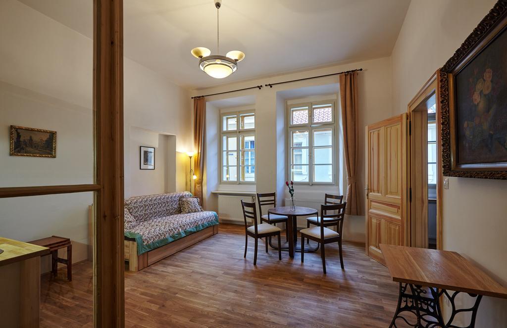Queen Bee Apartments Prag Exteriör bild