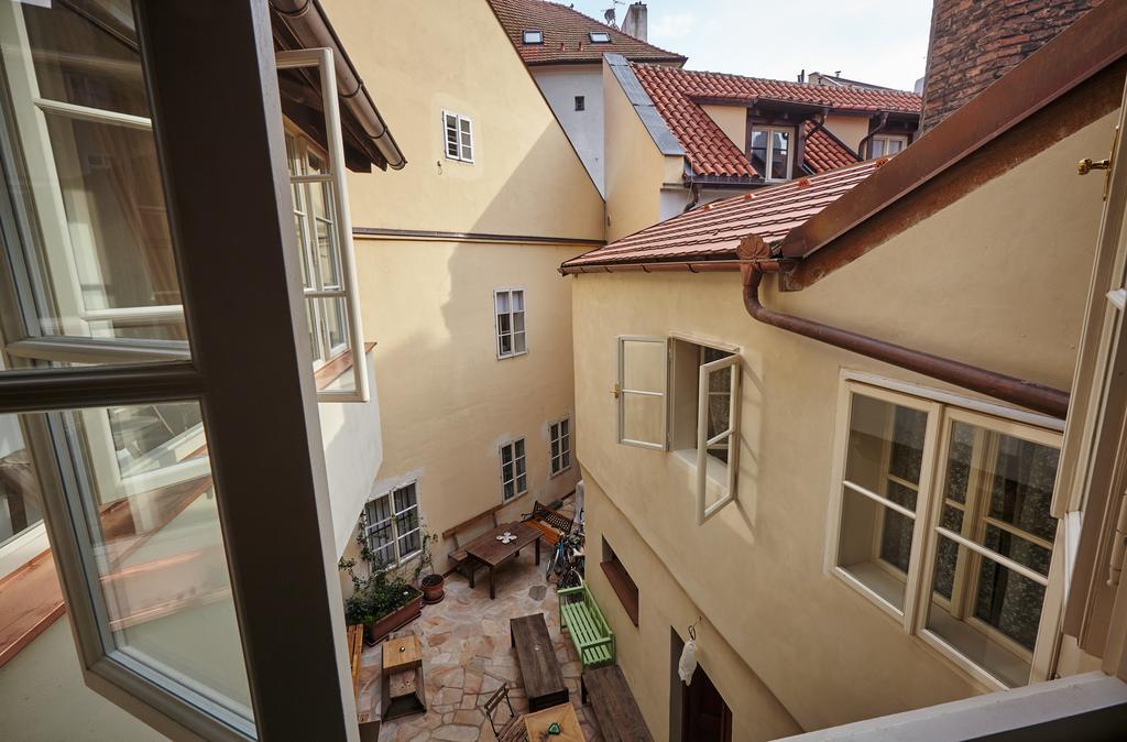 Queen Bee Apartments Prag Exteriör bild